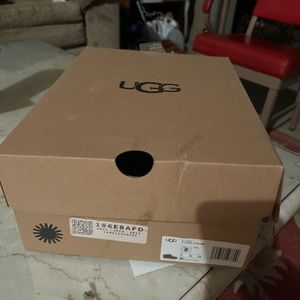 Woman’s UGGS SIZE 8 OLIVE GREEN